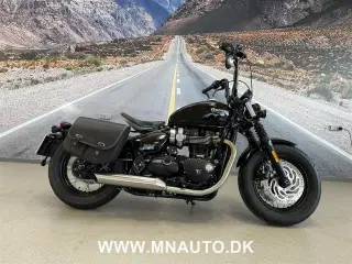 Triumph Bonneville Bobber Black