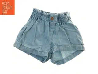 Lyseblå shorts fra H&M (str. 74)