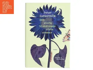 Den stora blondinens sista sommar : roman af Peter Sandstrm (f. 1963) (Bog)