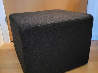 Bolia Cube puf i mørkegrå uld - som ny 
