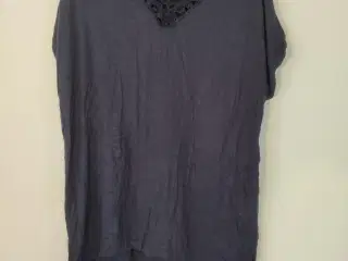 Mørkeblå t-shirt med hæklet hals str. Xl