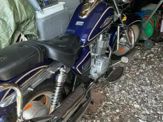 Motorcykel velholdt chopper Lifan 250