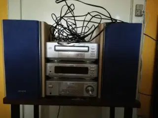 Aiwa mini stereoanlæg.
