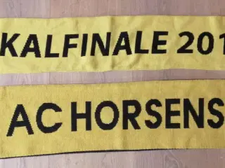 2 FLOTTE AC HORSENS FAN HALSTØRKLÆDER