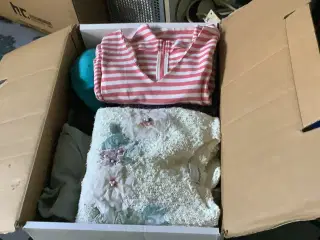 En hel flyttekasse med div. tøj  - 👙👚👗👖