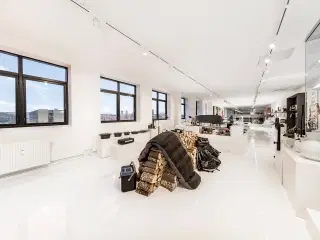 Funktionelt kontor eller showroom lige ved København Syd metro, S-tog