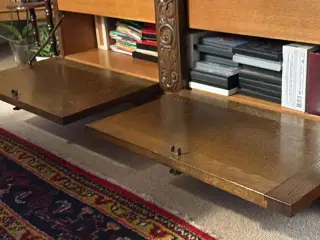 Lav skænk med unikke udskæringer i mørkt træ