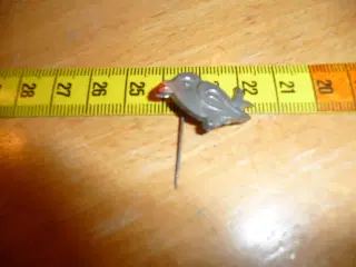 en nål/broche med en fugel af jern