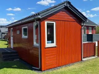 Hytte ved fjorden sælges