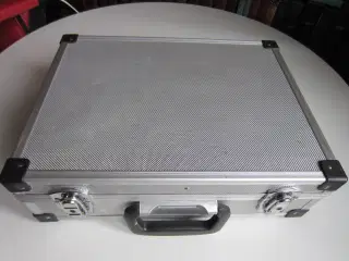 Værktøjs kuffert i aluminium med 4 skillevægge