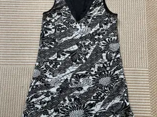 Zazar flot tunika i sort med hvidt mønster. Str L 