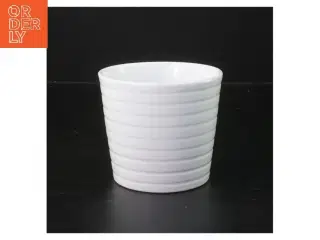 Hvid riflet potte fra IKRA (str. 10,5x9 cm)