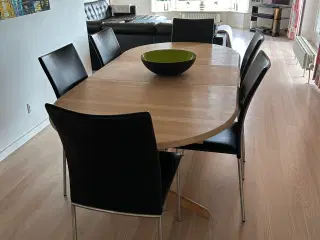 Skovby massiv spisebord til 12 personer.