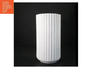 Hvid porcelænsvase (str. 26 x 14 cm)