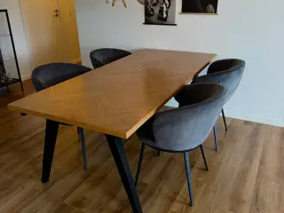 Spisebord i sildeben
