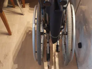 Kørestol med opklappelige fodstøtter 