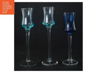 Gennemsigtige stilkglas farvet til en dram med (str. 16 x 5 cm og 18 x 4 cm)