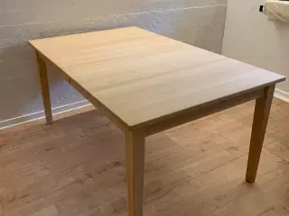 Spisebord i massiv bøg