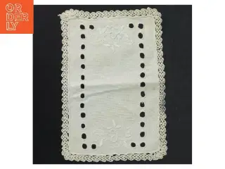 Broderet dug med hæklet kant (str. 22 x. 15,5 cm)