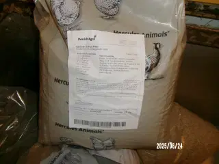 3 poser hønsefoder a 15 kg fuldfoder og 20 kg byg 