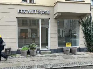 Pæn istandsat butik ved indkørsel til spinderiet