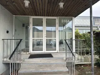 Råt lokale i aflukket område med masser af potentiale!
