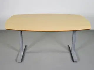 Tøndeformet fumac konferencebord med birkefiner