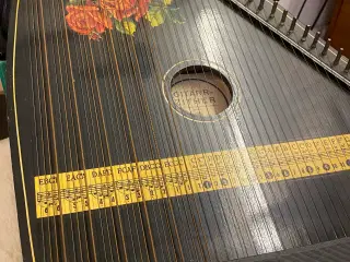 Meget velholdt og intakt Guitar ZITHER sælges.