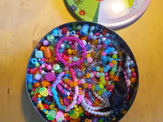 Kagedåse med masser af blandede perler