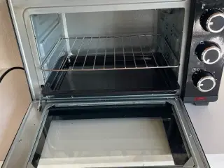 Miniovn med varmluft – perfekt til små køkkener.