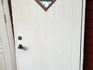Dør med dørgreb og karm.