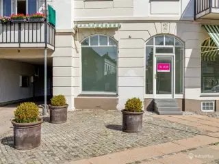 73 m² chamerende lejemål med flot lysindfald.