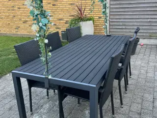 Havebord med 6 stole 2 a dem er gået op i flettey