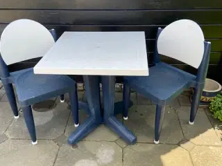 Havebord med 2 stole i hvid og blå