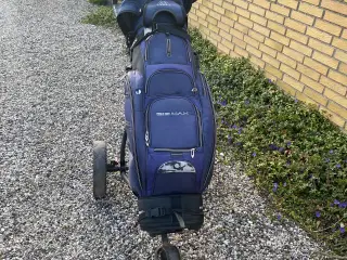 Golfbag med bolde, drivere og køller og vogn