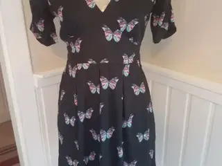 kjole med sommerfugle m.palietter(sequin). str: 36