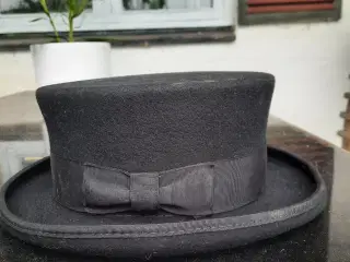 Høj sort hat