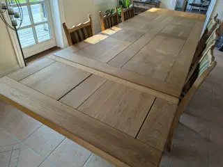 Spisebord i massivt egetræ med plads til 12 person