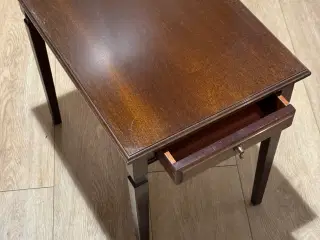 Mahognibord i klassisk design 