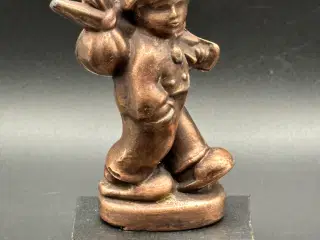 Antik bronze figur af lille vagabond sælges