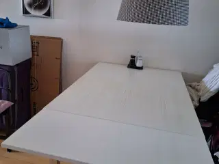 Flot hvidt spisebord med 4stk stole. 