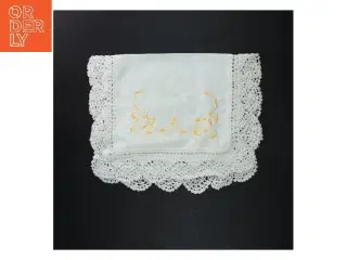 Broderet bordløber med blondekant (str. 33x45 cm)