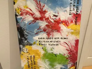 Stort og farverigt maleri med tekst