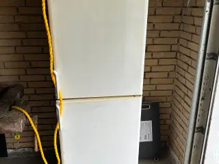 Højt køleskab til gratis afhentning 