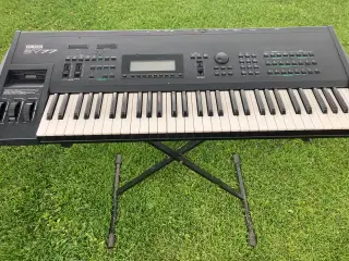 Yamaha SY77 Keyboard