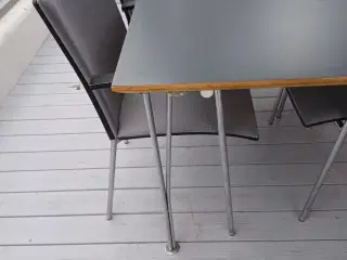 Spisebord og stole betrukket med stof fra Kvadrat