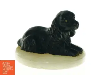 Sort Cocker Spaniel hund figur på hvid marmor (str. Diameter 8 cm h, 6 cm)