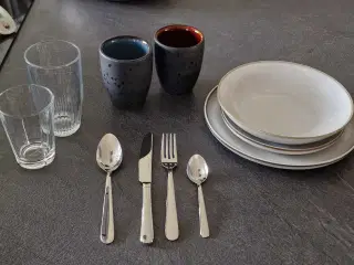Tallerkener krus glas bestik