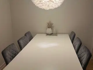 Hvidt spisebord og grå velourstole sælges 