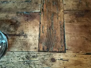 Ældre sofabord i ægte træ 